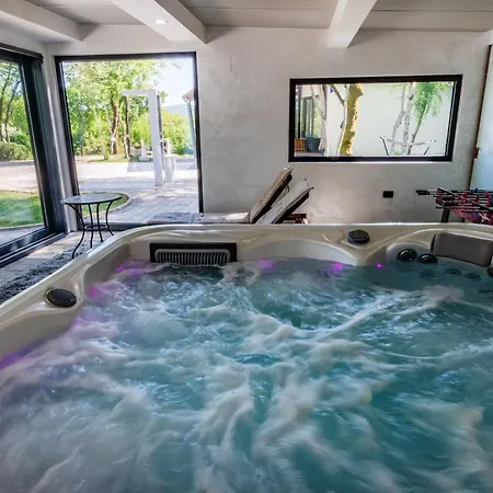 Dom wakacyjny Vita, A Lush Romantic Retreat In A Private Forest *