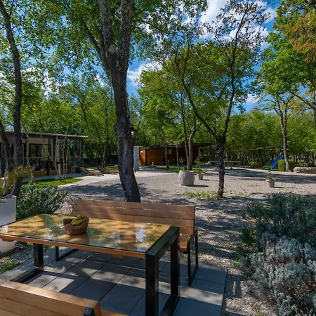 Dom wakacyjny Vita, A Lush Romantic Retreat In A Private Forest Vinež