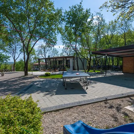 Dom wakacyjny Vita, A Lush Romantic Retreat In A Private Forest *