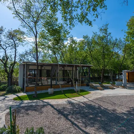 Vita, A Lush Romantic Retreat In A Private Forest 度假居