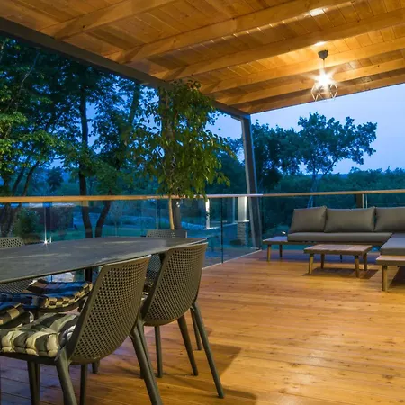 Dom wakacyjny Vita, A Lush Romantic Retreat In A Private Forest Vinež