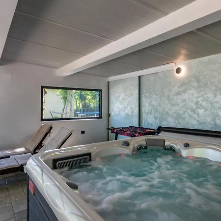 Vita, A Lush Romantic Retreat In A Private Forest Dom wakacyjny Vinež