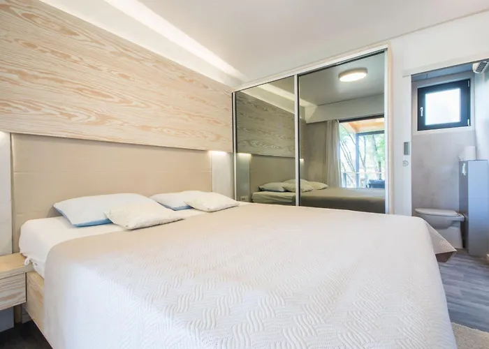 Vita, A Lush Romantic Retreat In A Private Forest 度假居